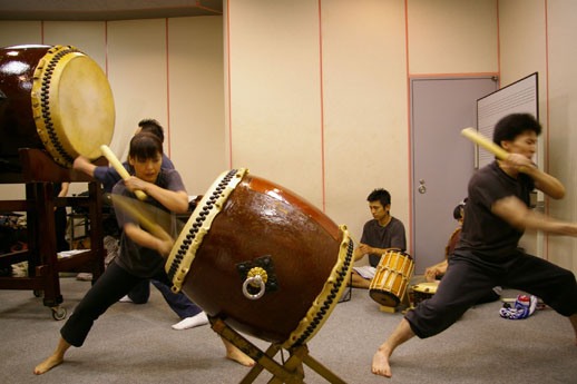 身体が包みこまれてしまうような音圧を感じたことはありますか?<br /> 目の前で生演奏を聴くということでそのボリュームは覚悟はしていたものの、耳だけではなく、音がびりびりと肌を震わすのです。