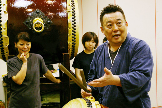 太鼓は、叩けば音が鳴るシンプルな楽器の一つ。「ものを叩くことは原始的な動作ですが、打ったときの音色の深いところに『音艶(ねづや)』があるんですよ。」<br />