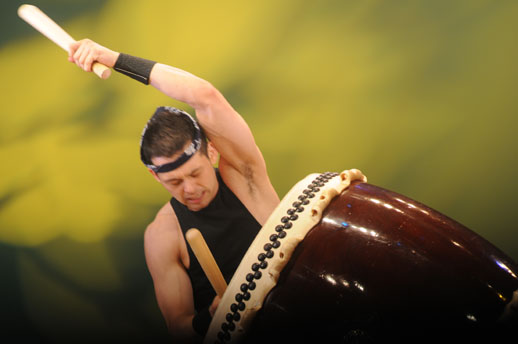 ©池田麻里 渡辺さんがアメリカへ指導に渡った際に太鼓に出会ったのをきっかけにクリス・ホランドさんは来日。メンバーに加わった。